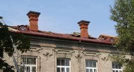 Remontują dach na budynku „Siwej”