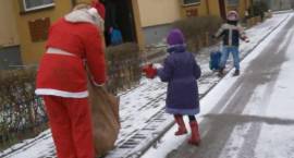 Wolontariusze  z ZSA, ZSO i MP1 oraz pracownicy OWR Caritas i GOPS obdarowywali...