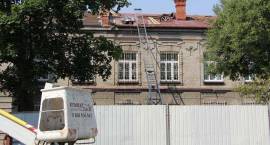 Remontują dach na budynku „Siwej”