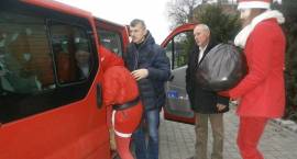 Wolontariusze pomagali Mikołajowi w rozdawaniu świątecznych paczek