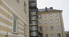Szyb windowy z tułu budynku przy ul. Fabrycznej 3