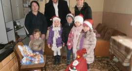 Wolontariusze  z ZSA, ZSO i MP1 oraz pracownicy OWR Caritas i GOPS obdarowywali...