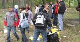Sprzątanie lasu po biwaku /Fot. Anna Kulesza, www.zambrow.org