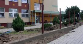 Trwa wymiana ogrodzenia przy Szkole Podstawowej nr 5 w Zambrowie /Fot. Grzegorz...