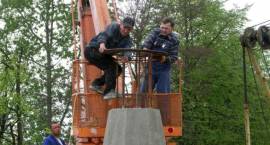 Przygotoanie podstawy na cokole /Fot. Grzegorz Zawistowski