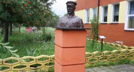 Popiersie Józefa Piłsudskiego przed Szkołą Podstawową w Paproci Dużej