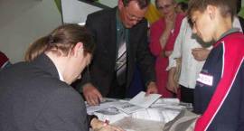 Autorzy tomiku rozdają autografy /Fot. G.Zawistowski