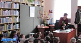 Spotkanie pisarki Natalii Usenko z dziećmi w bibliotece w Szumowie