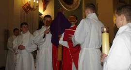 Liturgia Wielkopiątkowa w kościele pw. Trójcy Przenajświętszej w Zambrowie /Fot....