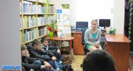 Spotkanie gimnazjalistów z pisarką w bibliotece w Szumowie