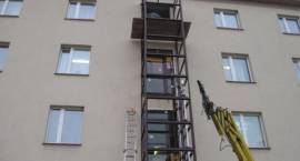 Montaż windy przy budynku przy ul. Fabryczna 3