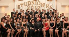 Studniówka 2012 Zespół Szkół Ogólnokształcących w Zambrowie. Zdjęcia Grupowe. / Foto...