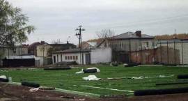 Układanie sztucznej trawy na boisku przy ZSO /Fot. 23.10.2007 r. Daniel Miedzik