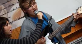Koncert zespołu Między Garażami w kawiarence Volo Cafe podczas zakończenia Wakacji z...