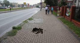 Uwaga dziura! Po nawałnicach w zambrowskich chodnikach pojawiły się niebezpieczne dziury