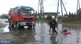W Szumowie strażacy wypompowywali wodę z zalanych ulic
