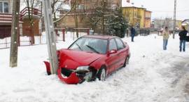 Pijany kierowca wjechał w słup trakcji elektrycznej. Fot. KWP Białystok