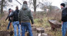 Wolontariusze w ZSA pomagali w sprzątaniu jednej z posesji na terenie Gminy Zambrów