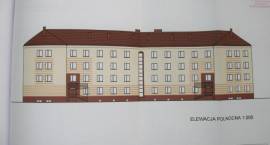 Starosta Zambrowski Stanisław Rykaczewski pokazuje plany budowy windy