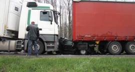 Karambol na drodze nr 8 w dn. 25.04.2012 r. Samochód osobowy zmiażdżony pomiędzy dwiema...