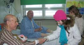 Z okazji Dnia Chorego zambrowski szpital odwiedziły dzieci z OWR Caritas i...