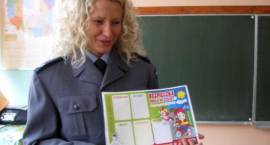 st. sierż. Monika Dąbrowska z Zespołu Prewencji Kryminalnej KPP w Zambrowie udziela rad...