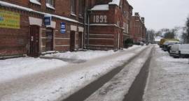 Wyremontowana kilka lat temu uliczka wzdłuż bloku 41 przy Al. Woj. Pol. to pas startowy...