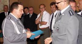 Komendant Krzysztof Radomski wręcza akt awansu na asp. sztabowego Grzegorzowi...