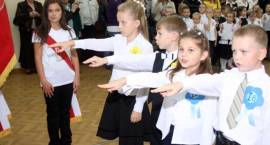 Ślubowanie uczniów klas pierwszych /Fot. Tadeusz Krassowski, www.zambrow.org