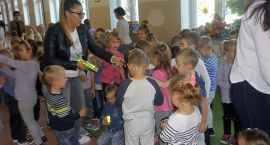 Dzieci z MP6 spotkały się z pracownikiem policji, fot. MP6 Zambrów