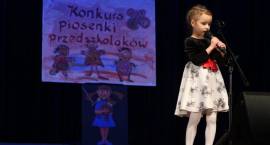 Przedszkolaki śpiewały na scenie