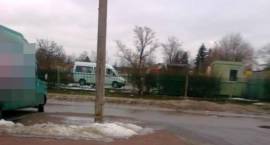 Źle zaparkowany samochód dostawczy ogranicza widocznośc i utrudnia ruch na ul....