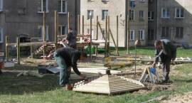 Montaż nowego placu zabaw na ul. Łomżayńskiej i Wilsona