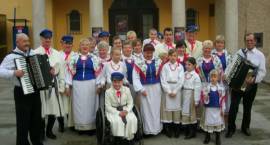 Zespół Folklorystyczny Przed Teatrem Zdrojowym w Polanicy Zdroju /Fot. z archiwum TFR