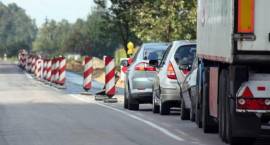 Ruch wahadłowy w związku z remontem drogi krajowej nr 66 Zambrów - Osipy 2008.08.25...