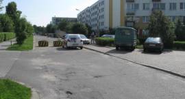 Donice na środku jezdni definitywnie odcięły przejazd od ul. Papieża Jana Pawła II do...