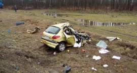 Skutki czołowego zderzenia Tira z Peugeotem na krajowej ósemce /Fot. Marek Rytelewski...