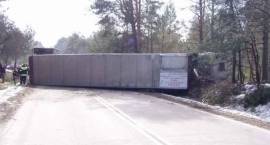 Wypadek z dn. 22.03.2005 r. TIR zablokował drogę do Łomży /Fot. Marek Rytelewski - SOS...