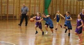 Klasy sportowe rywalizują w koszykówce