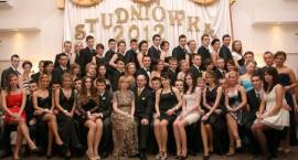 Studniówka 2012 Zespół Szkół Ogólnokształcących w Zambrowie. Zdjęcia Grupowe. / Foto...