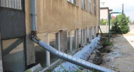 Trwają prace remontowe na zewnątrz jednego skrzydła budynku SP4