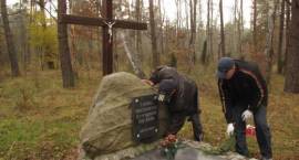 Osadzeni z Zakładu Karnego w Czerwonym Borze sprzątają groby nieznanych ofiar II Wojny...