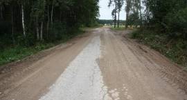 Zniszczona przez wielotonowy sprzęt budowlany droga w gm. Szumowo