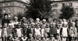 Dzieci z Przedszkola nr 1 na spacerze do centrum - z tyłu widoczna fontanna z 4 lwami -...