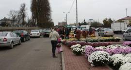 Znicze i chryzantemy można kupić przy wejściu na cmentarze. Tu: ul. ks. M. Krajewskiego...