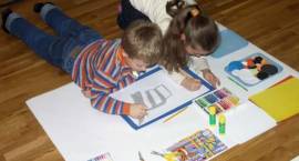 Konkurs Inicjatyw Bezpieczne Drogi - dzieci wykonują prace plastyczne /Fot. Grzegorz...