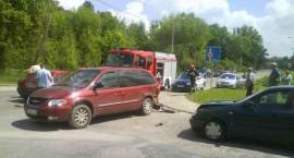 Wypadek z udziałem trzech aut na skrzyżowaniu ulic Łomżyńskiej i Polowej