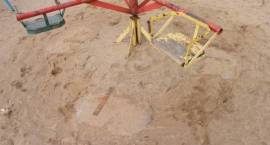 Betonowe podłoże i stan starej karuzeli