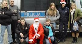 Policja, Wolontariusze, pracownicy Caritas i Św. Mikołaj odwiedzili dzieci w...