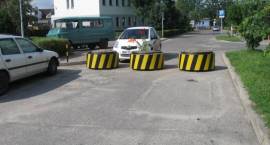 Donice na środku jezdni definitywnie odcięły przejazd od ul. Papieża Jana Pawła II do...